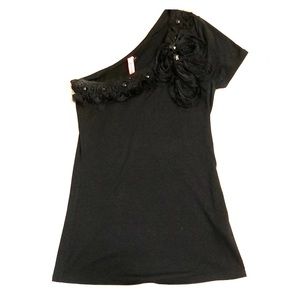 Black one shoulder t shirt.
